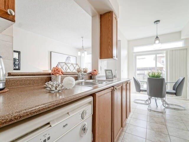 3880 Skyview St, House semidetached with 3 bedrooms, 4 bathrooms and 3 parking in Mississauga ON | Image 2