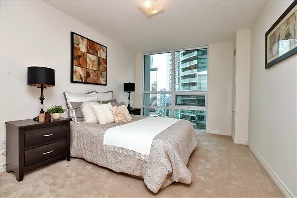 2206 - 19 Grand Trunk Cres, Condo with 2 bedrooms, 2 bathrooms and 1 parking in Toronto ON | Image 14