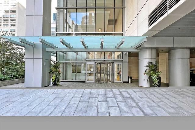 1509 - 386 Yonge St, Condo with 2 bedrooms, 2 bathrooms and 1 parking in Toronto ON | Image 1