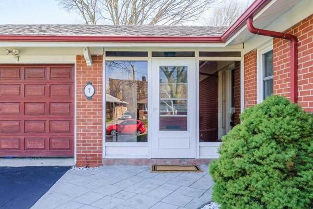 7 Amberley Dr, House detached with 3 bedrooms, 3 bathrooms and 3 parking in Toronto ON | Image 3