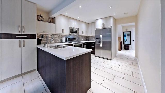 57 Peter Andrew Cres, House detached with 3 bedrooms, 4 bathrooms and 4 parking in Vaughan ON | Image 6