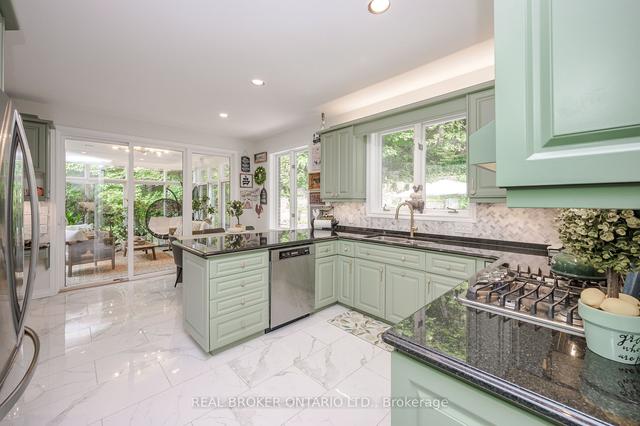 139 Oaklands Park Crt, House detached with 4 bedrooms, 4 bathrooms and 9 parking in Burlington ON | Image 3