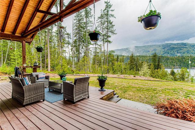 9045 Hummingbird Drive, House detached with 3 bedrooms, 2 bathrooms and 5 parking in Columbia Shuswap E BC | Image 11