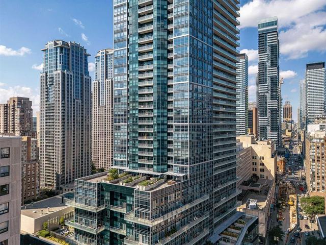 1407 - 386 Yonge St, Condo with 3 bedrooms, 2 bathrooms and 1 parking in Toronto ON | Image 4