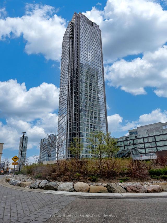 303 - 2916 Highway 7 Rd, Condo with 2 bedrooms, 2 bathrooms and 1 parking in Vaughan ON | Image 1