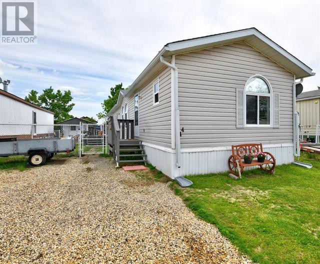 44, - 9824 104 Avenue, Home with 3 bedrooms, 2 bathrooms and 2 parking in Grande Prairie County No. 1 AB | Image 1