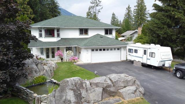 902 Houston Street W, House detached with 4 bedrooms, 3 bathrooms and null parking in Nelson BC | Card Image