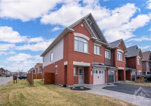 213 Silvermoon Crescent, Townhouse with 3 bedrooms, 3 bathrooms and 3 parking in Ottawa ON | Image 2