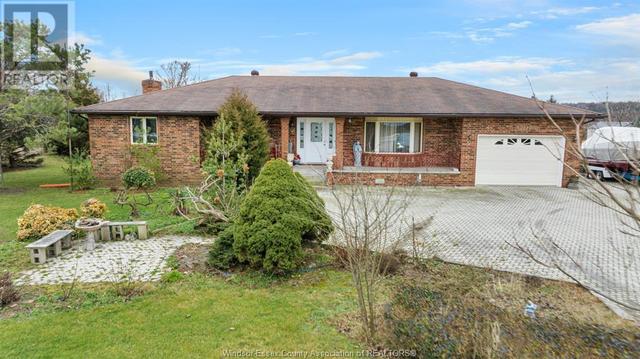 903 Road 2 E, House detached with 5 bedrooms, 2 bathrooms and null parking in Kingsville ON | Image 1