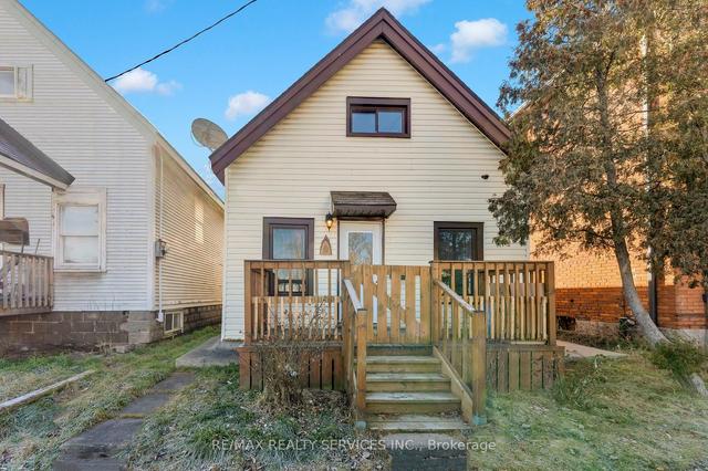 32 Burton St, House detached with 3 bedrooms, 1 bathrooms and 2 parking in Hamilton ON | Image 1