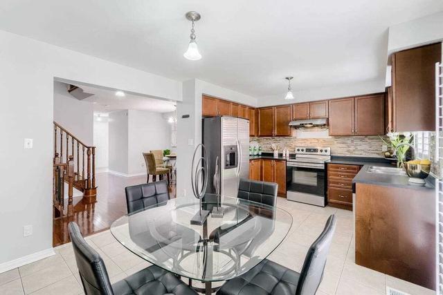 17 Tawnberry Circ, House detached with 4 bedrooms, 4 bathrooms and 5 parking in Brampton ON | Image 3