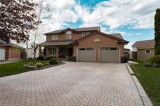 7921 Lavena Court, House detached with 4 bedrooms, 3 bathrooms and 4 parking in Niagara Falls ON | Image 3