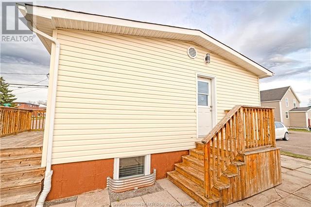 166 Melville St, House detached with 5 bedrooms, 2 bathrooms and null parking in Moncton NB | Image 4