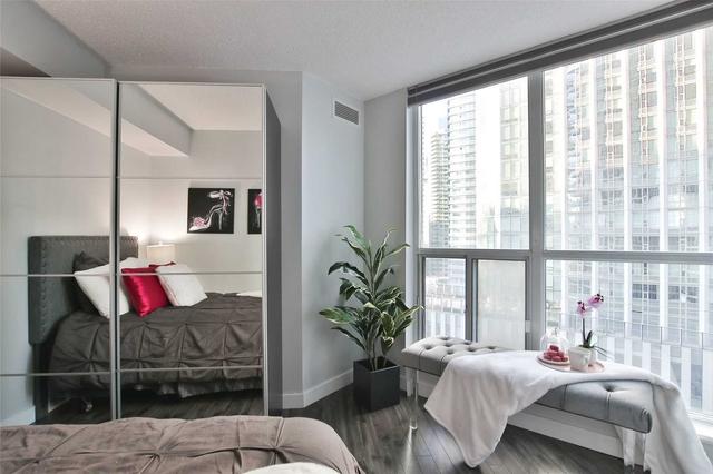 1112 - 8 York St, Condo with 2 bedrooms, 2 bathrooms and 1 parking in Toronto ON | Image 17