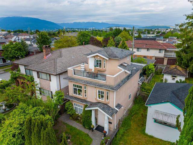 1930 Nanaimo Street, House detached with 5 bedrooms, 4 bathrooms and null parking in Vancouver BC | Card Image