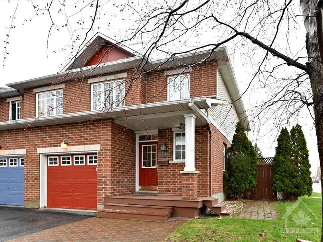 211 Deercroft Avenue, Townhouse with 3 bedrooms, 3 bathrooms and 2 parking in Ottawa ON | Image 1