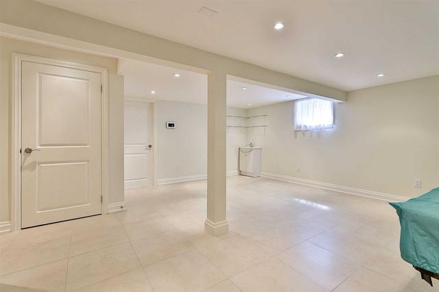25 Denlow Blvd, House detached with 4 bedrooms, 4 bathrooms and 6 parking in Toronto ON | Image 18