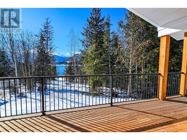 441 Galena Shores Road, House detached with 5 bedrooms, 3 bathrooms and 2 parking in Columbia Shuswap B BC | Image 34
