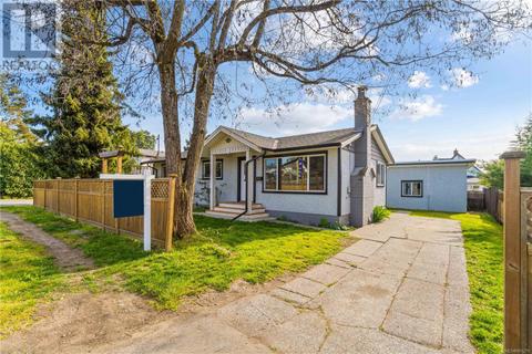 603 Victoria Rd, House detached with 3 bedrooms, 2 bathrooms and 4 parking in Nanaimo BC | Card Image