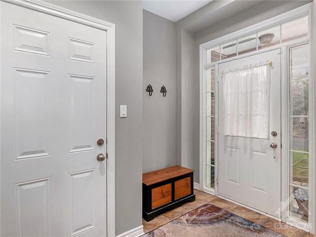 301 Grey Seal Circle, Townhouse with 3 bedrooms, 3 bathrooms and 4 parking in Ottawa ON | Image 3