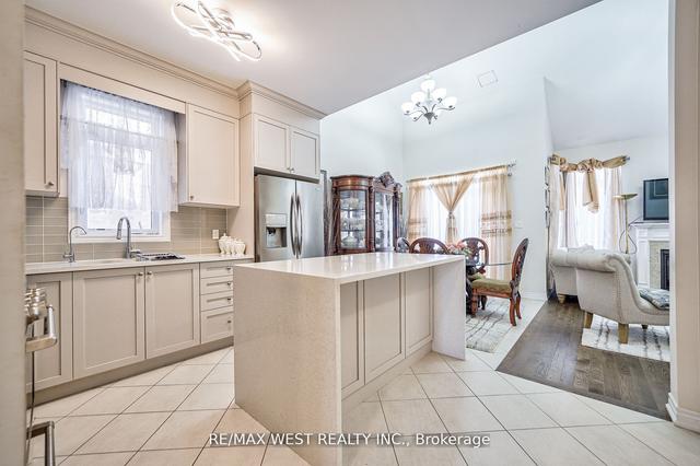 42 Seedhouse Rd, Condo with 2 bedrooms, 4 bathrooms and 4 parking in Brampton ON | Image 2
