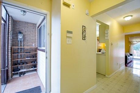09 - 50 Silverbell Grve, Townhouse with 3 bedrooms, 2 bathrooms and 2 parking in Toronto ON | Image 2