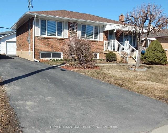 22 Cumberland Dr, House detached with 3 bedrooms, 2 bathrooms and 6 parking in Brampton ON | Image 1