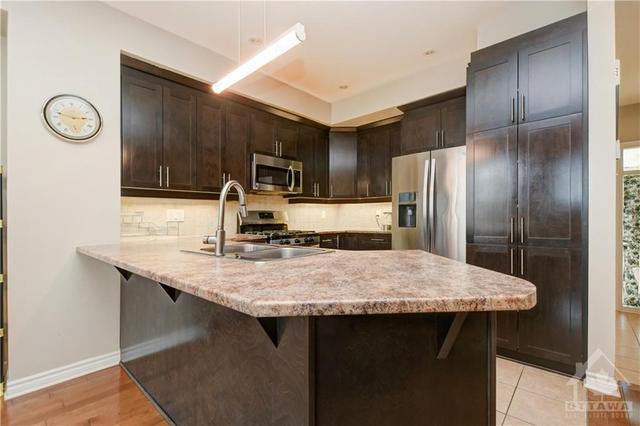 170 Mattingly Way, Townhouse with 3 bedrooms, 3 bathrooms and 3 parking in Ottawa ON | Image 9