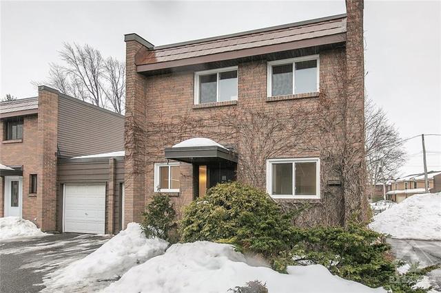 3 Arnold Drive, Townhouse with 3 bedrooms, 2 bathrooms and 1 parking in Ottawa ON | Image 2