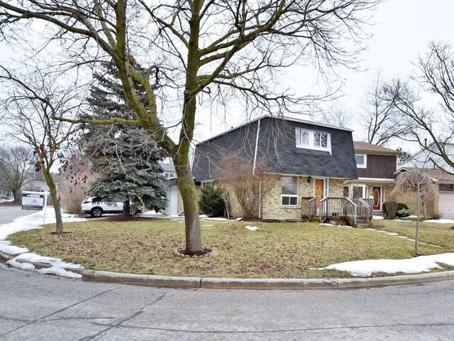 25 Ivanic Crt, House detached with 3 bedrooms, 3 bathrooms and 5 parking in Whitby ON | Card Image
