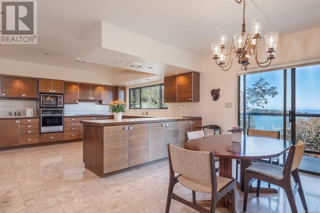3550 Beach Dr, House detached with 4 bedrooms, 8 bathrooms and 6 parking in Oak Bay BC | Image 3