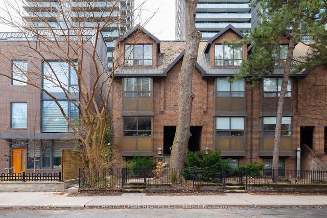 29a Dundonald St, Townhouse with 3 bedrooms, 3 bathrooms and 1 parking in Toronto ON | Image 1