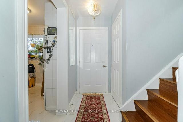 108 Fleetwood Cres, Townhouse with 3 bedrooms, 2 bathrooms and 1 parking in Brampton ON | Image 12