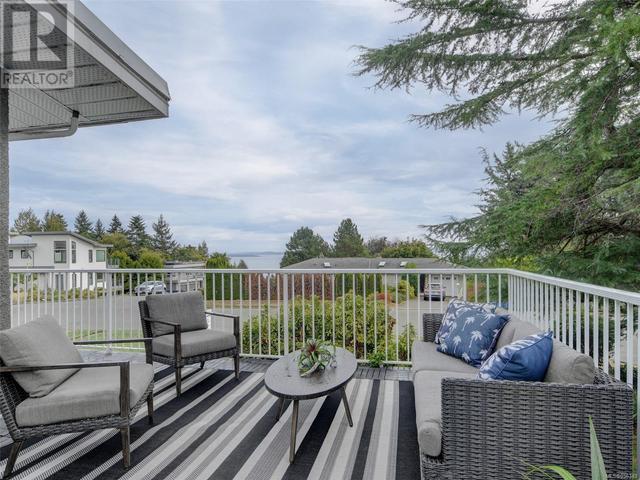 4916 Sea Ridge Dr, House detached with 3 bedrooms, 2 bathrooms and 2 parking in Saanich BC | Image 2