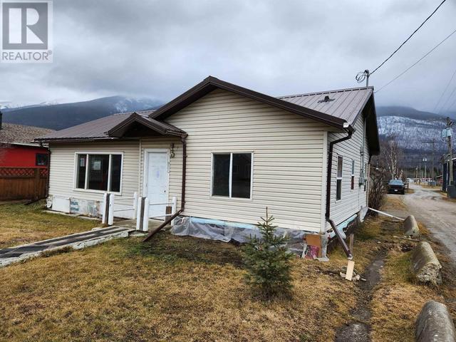 980 4th Avenue, House detached with 3 bedrooms, 1 bathrooms and null parking in McBride BC | Image 1