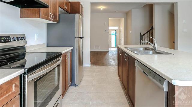 585 Catleaf Row, Townhouse with 3 bedrooms, 3 bathrooms and 2 parking in Ottawa ON | Image 7
