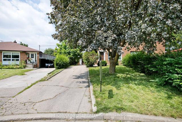 24 Beethoven Crt, House semidetached with 4 bedrooms, 2 bathrooms and 4 parking in Toronto ON | Image 3