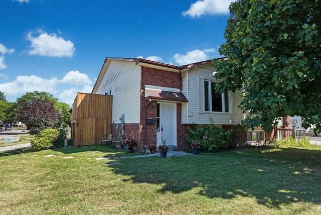 921 Glen St, House semidetached with 2 bedrooms, 2 bathrooms and 3 parking in Oshawa ON | Image 1
