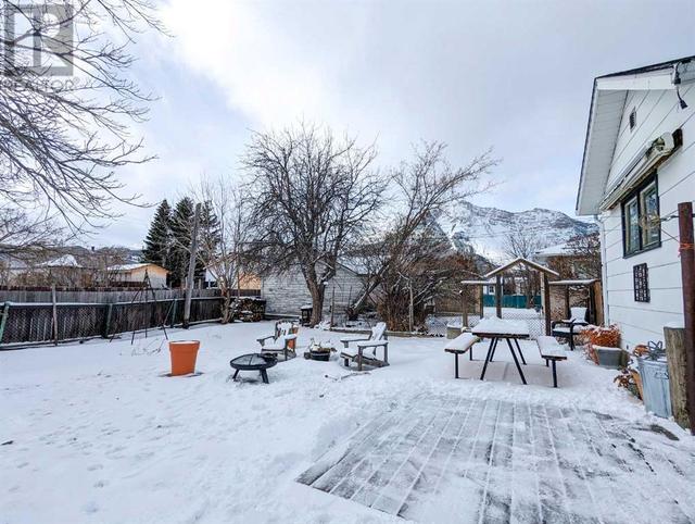 2537 211 Street, House detached with 3 bedrooms, 2 bathrooms and 2 parking in Crowsnest Pass AB | Image 3