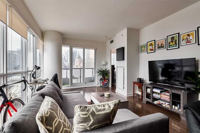 1802 - 1 The Esplanade Dr, Condo with 2 bedrooms, 2 bathrooms and 1 parking in Toronto ON | Image 2