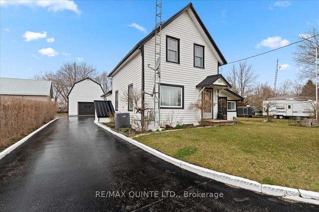 194 Upper Lake St, House detached with 3 bedrooms, 1 bathrooms and 5 parking in Prince Edward County ON | Image 1