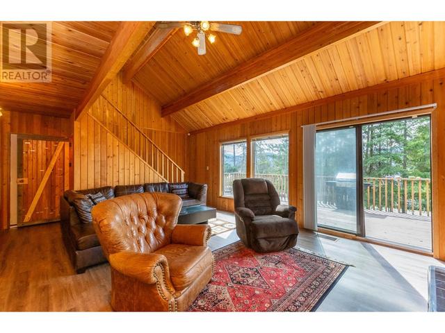 5271 Meadow Creek Crescent, House detached with 3 bedrooms, 2 bathrooms and 4 parking in Columbia Shuswap F BC | Image 4