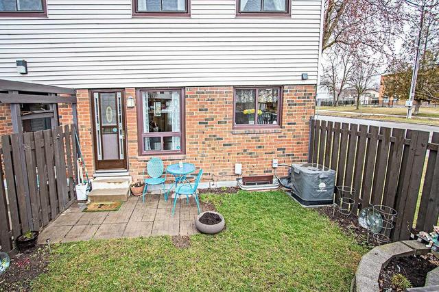 Unit 2 - 960 Glen St, Townhouse with 3 bedrooms, 2 bathrooms and 1 parking in Oshawa ON | Image 24