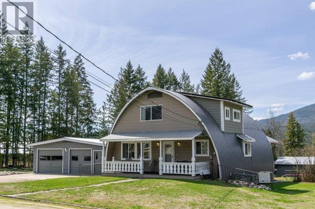 5800 97b Highway, House detached with 3 bedrooms, 2 bathrooms and 99 parking in Columbia Shuswap D BC | Image 1