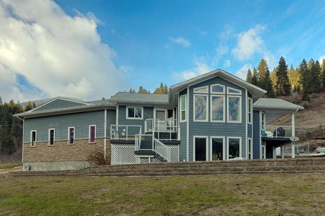3637 Broadwater Rd, House detached with 3 bedrooms, 3 bathrooms and null parking in Central Kootenay J BC | Image 40