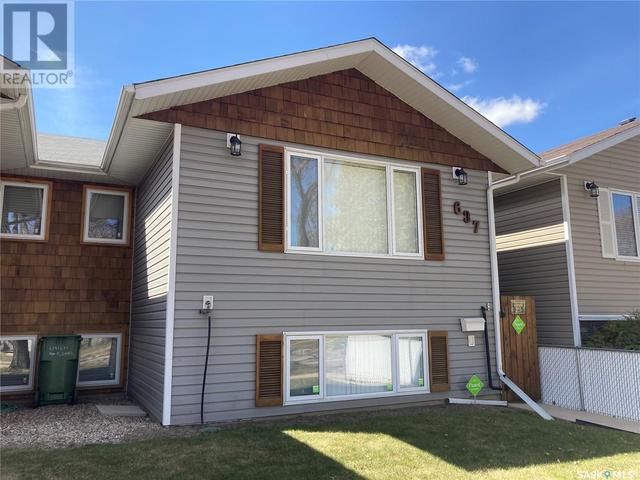 637 K Ave S, House semidetached with 4 bedrooms, 2 bathrooms and null parking in Saskatoon SK | Card Image