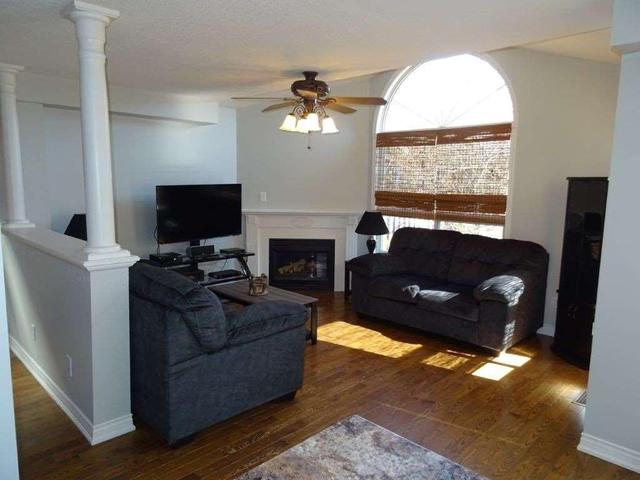 124 Wade Sq, House detached with 3 bedrooms, 3 bathrooms and 4 parking in Clarington ON | Image 3