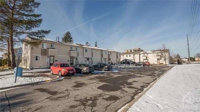 d - 415 Woodfield Drive, Townhouse with 3 bedrooms, 1 bathrooms and 1 parking in Ottawa ON | Image 2