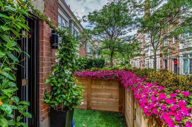 Th28 - 6 Wellesley Pl, House attached with 3 bedrooms, 2 bathrooms and 1 parking in Toronto ON | Image 4