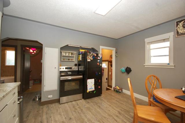 353 8 Street Sw, House detached with 4 bedrooms, 2 bathrooms and 1 parking in Medicine Hat AB | Image 2